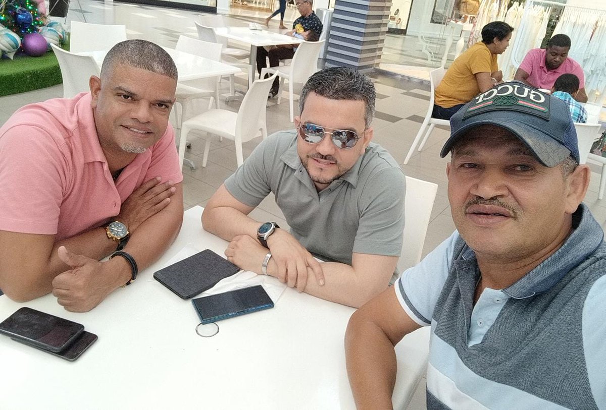 aneudydeleonm's tweet photo. ¡Arrancó el año 2023!

Visitando hermanos, amigos, líderes y compañeros de la región Este. Fortaleciendo vínculos afectivos y recomponiendo fuerzas, mientras analizamos el panorama nacional. De paso, algo de diversión. #FinDeSemanaLargo.
@RedCiudadanosRD

¡Pa' la calle del medio! https://t.co/ThKfIq6LKL