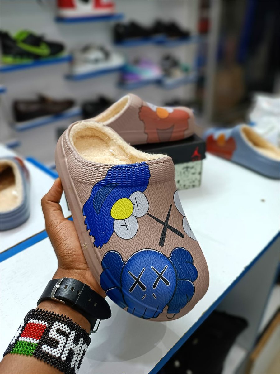 Fishwear2020's tweet photo. 💖item -WOOLEN YEEZY SLIDES
💖size-40-45
💖price ksh.2000
💖free delivery within Nairobi CBD and at an extra affordable cost across the country and World
💖0790554246 inbox for more info
💖Till no.5673003

#Murder #EdwinChiloba #DearMen #WhichKenyans #Zuku #CongratulationsMike https://t.co/tywtz8AVKK