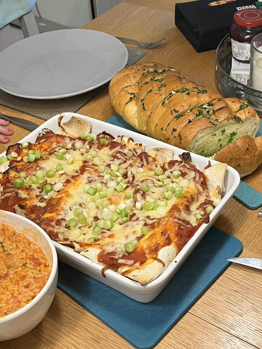 LinghamVicky21's tweet photo. @tillyramsay my 7 yr old daughter is obsessed with your bbc show, and Santa brought your cookbook for her for Xmas! She made your enchiladas and garlic bread for us tonight, which were amazing. She’d really love to know how you think she has done! https://t.co/sofLbw6CaO