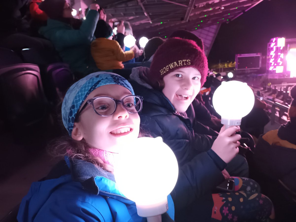 LydiaTh05024494's tweet photo. Ivy and Harriet had an amazing night at Leed 2023 "awakening" as part of the year of culture @OPALG_6H2223 @OPA_LG https://t.co/hMLver84c6