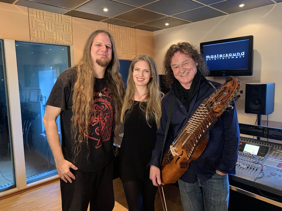Leaves_Eyes's tweet photo. Recording some vocals for the upcoming EP 'Maskenball' of Thomas Roth at Mastersound Studio.
Thomas plays Nyckelharpa on 'The Last Viking' and 'Sign Of The Dragonhead' 🤘
#nyckelharpa #Mastersoundstudio #vocalrecording #thomasroth #LeavesEyes #music #musician https://t.co/nS16fk4uJK