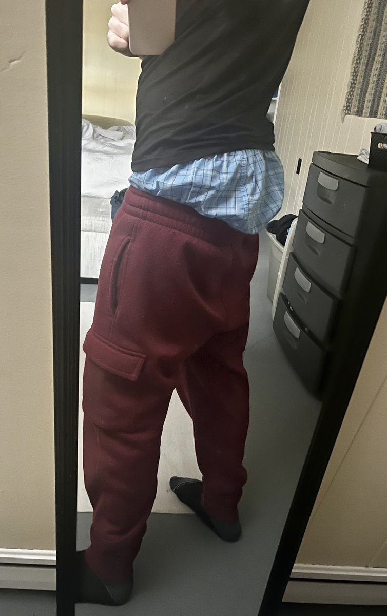 Safodinho's tweet photo. Sweats or Jeans? #sweatpants #jeans #truereligion #sagger #sag #saggypants #boxers #boxershorts #hanes #plaid #sexy #saggerswag #saggerbro #saggerstyle #streetwear https://t.co/SmxP2teop5