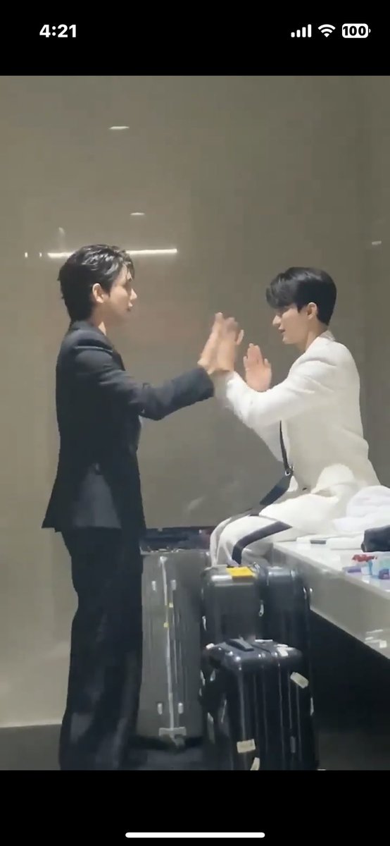 아
다큰성인 남자들이
우정테스트 개진지빨고하는게 개웃김