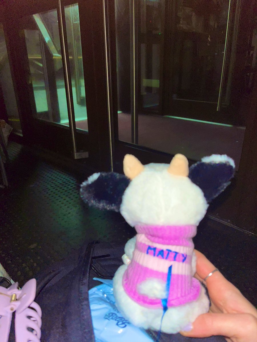 okokokaty's tweet photo. Ubiquitass in the queue for the show 🥰🥰🥰🥰 #The1975Brighton #bfiafl #the1975 #cowswearinmysweater #whenwearetogether https://t.co/dFMN6uoxkO