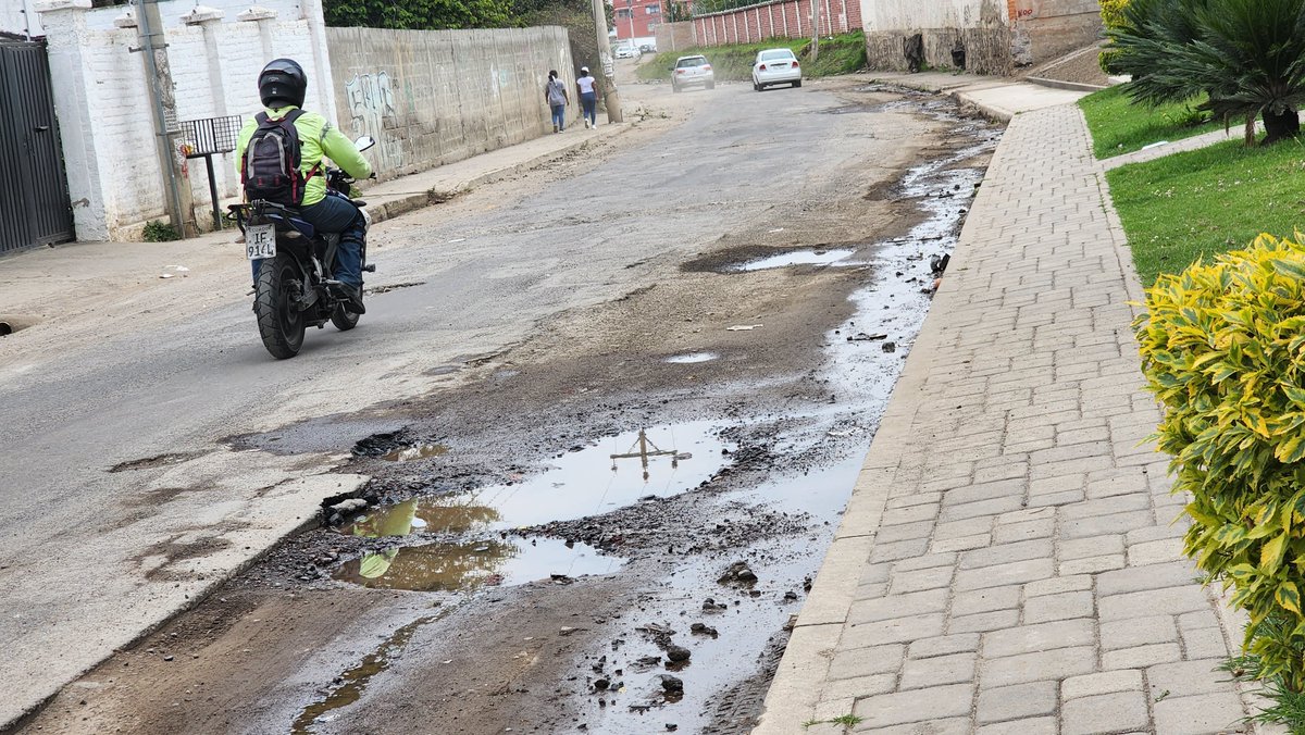 SandyMoralesH's tweet photo. El @MunicipioQuito nos está cobrando impuestos y"mejoras". Les exigimos que ese dinero se vea en obras. #Cumbayá #Tumbaco son los que más pagan impuestos y ¡este es el estado de las vías x más de 1 año! #GasparDeCarvajal @PlanificacionEc @zonaltumbaco @ObrasQuito @Presidencia_Ec https://t.co/PSqitZgKQ8