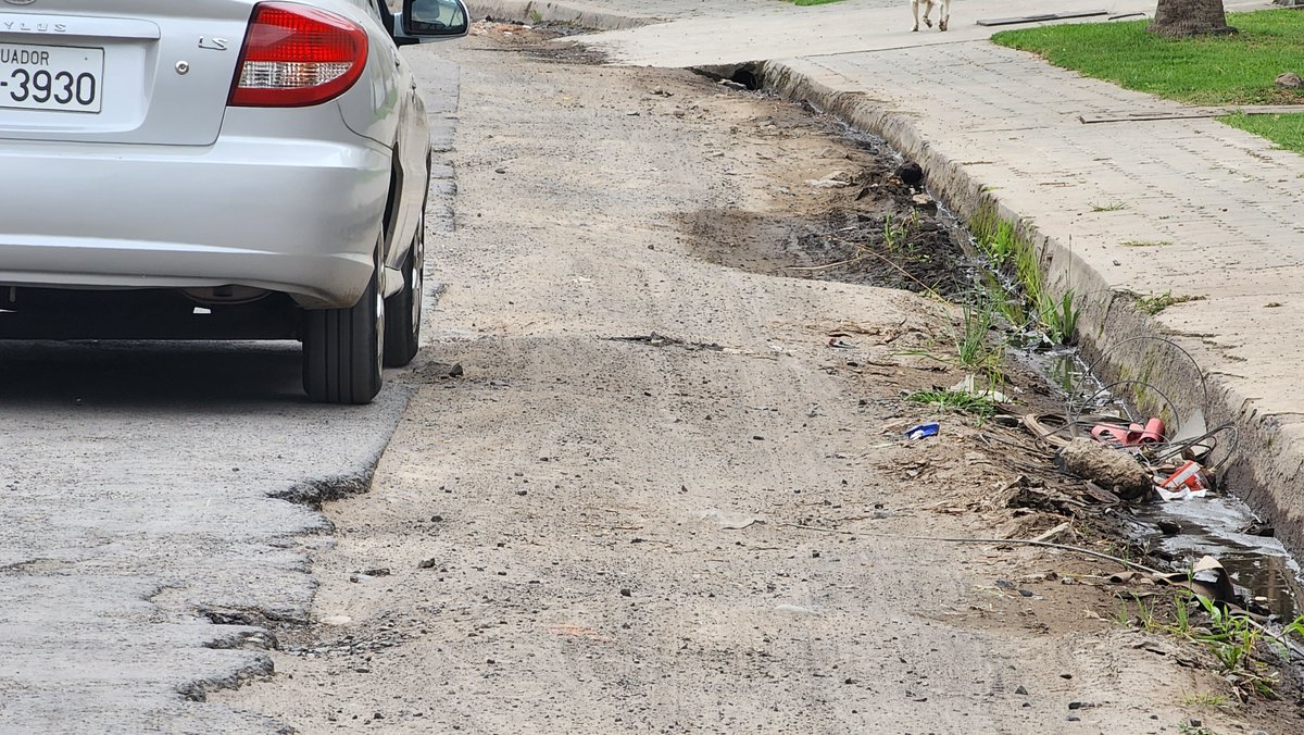 SandyMoralesH's tweet photo. El @MunicipioQuito nos está cobrando impuestos y"mejoras". Les exigimos que ese dinero se vea en obras. #Cumbayá #Tumbaco son los que más pagan impuestos y ¡este es el estado de las vías x más de 1 año! #GasparDeCarvajal @PlanificacionEc @zonaltumbaco @ObrasQuito @Presidencia_Ec https://t.co/PSqitZgKQ8