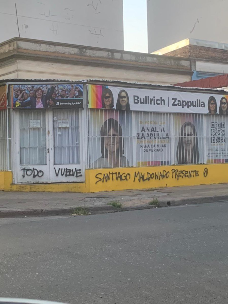 diegosantilli's tweet photo. Así, no. Los argentinos no nos bancamos más a los patoteros y violentos que nos quieren amedrentar. Un abrazo a @PatoBullrich y al equipo de Morón. https://t.co/jcXWAw9HSp
