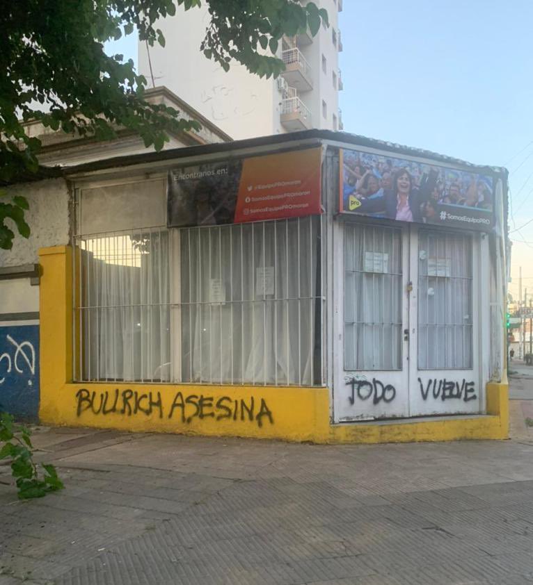 diegosantilli's tweet photo. Así, no. Los argentinos no nos bancamos más a los patoteros y violentos que nos quieren amedrentar. Un abrazo a @PatoBullrich y al equipo de Morón. https://t.co/jcXWAw9HSp