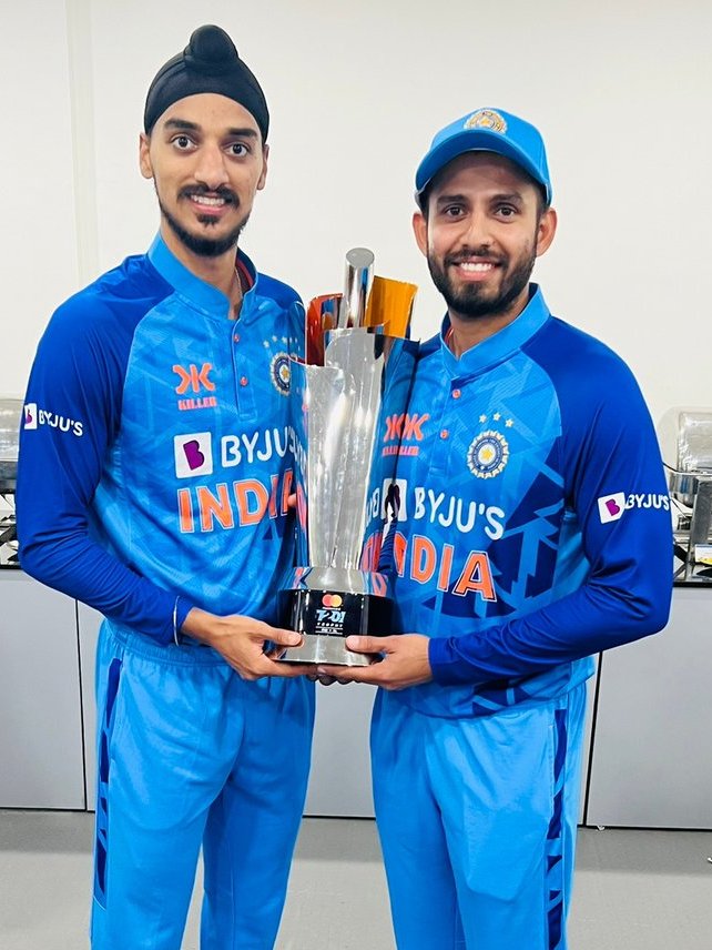 Sadde Champs! 🏆 #SherSquad, this 📸 of our 🦁s made our hearts happy. Hope it makes your Sunday better! 🤩 #SaddaPunjab #PunjabKings #ArshdeepSingh #JiteshSharma @arshdeepsinghh @jiteshsharma_