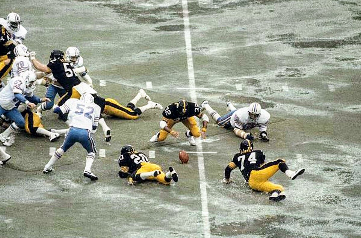 The freezing rain of Pittsburgh in the 1978 AFC Championship, 44 years ago today, played a large role in the #Oilers and #Steelers combining for an NFL single-game playoff record 14 turnovers.