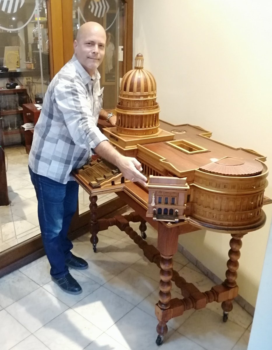 GHNordelo5's tweet photo. ¡El Capitolio Nacional convertido en un humidor! Esta obra del artista Alfredo Gómez Cervantes se puede apreciar en la Casa del Habano del hotel Meliá Habana. #Cuba #Habanos #CDRCuba #SomosDelBarrio https://t.co/hHFJLgO6ZY