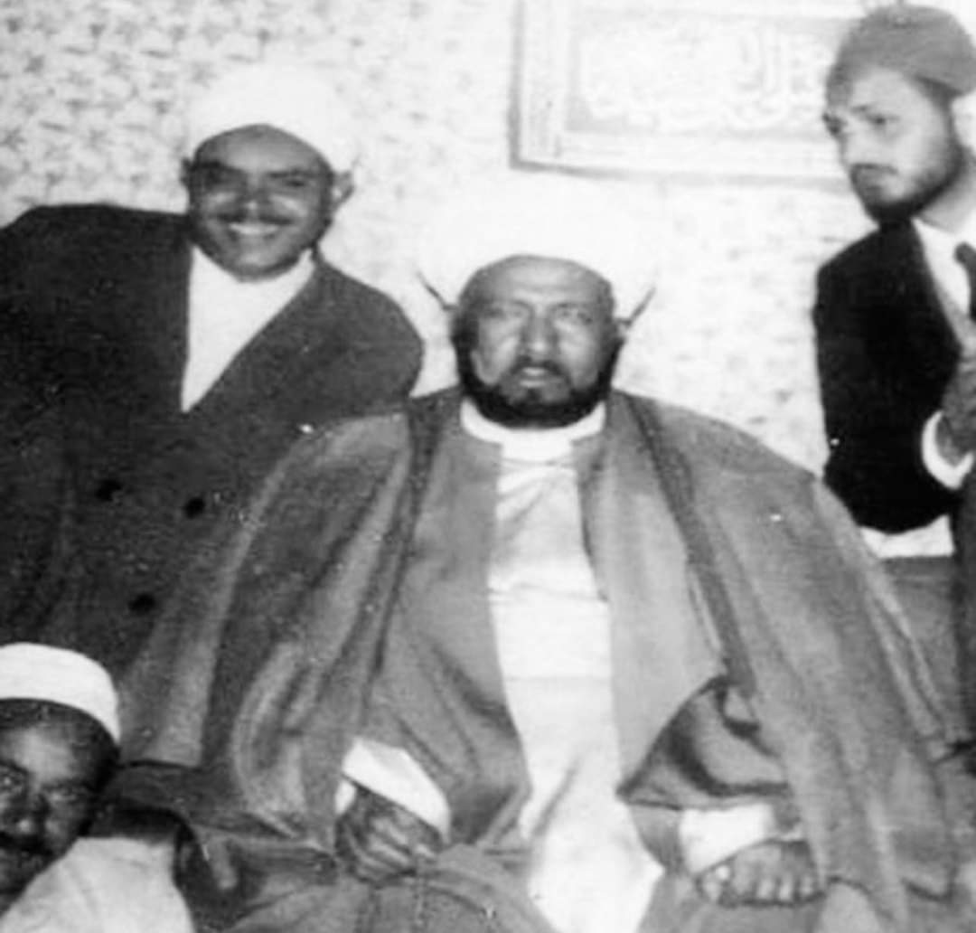 MawlidSufi's tweet photo. The murid should know the description of his shaykh in order to imagine him at the time of doing his awrad. He should supplicate to Allah for him and fill his heart with the love of the shaykh. The result from that is his seeing him in his dreams.

- Shaykh Salih al Jafari https://t.co/rk7hUx0IXS