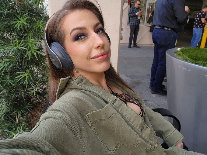 Heading to the convention! I'll be at the @Voiyal booth until 2pm😘 https://t.co/rBCzvs43zM<a class="tags" target="_blank" title="On Twitter" href="/?out=eyJ0eXAiOiJKV1QiLCJhbGciOiJIUzUxMiJ9.eyJpYXQiOjE3MjA2NzU5MzksImlzcyI6InR3cG9ybnN0YXJzLmNvbSIsIm5iZiI6MTcyMDY3NTkzOSwiZXhwIjoxNzUyMjExOTM5LCJyZWRpcmVjdF91cmwiOiJodHRwczovL3R3aXR0ZXIuY29tL1ZvaXlhbCJ9.n7lhX8N1EjyHdysKTD9deQUq7w1y02xJdeV7lolOm7S_x_NLb80zS7l4VCujjzF6BW7Mdapsiu9NNcmc1Jt4zQ">@Voiyal</a><a href="/tag/mvsales"class="tags"><span>#mvsales</span></a>