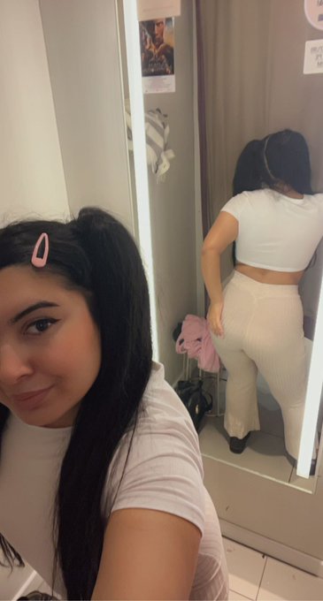 Am nevoie de ajutor ca sa probez niste haine, poti incepe prin a-mi da chilotii jos si sa mi-o bagi putin