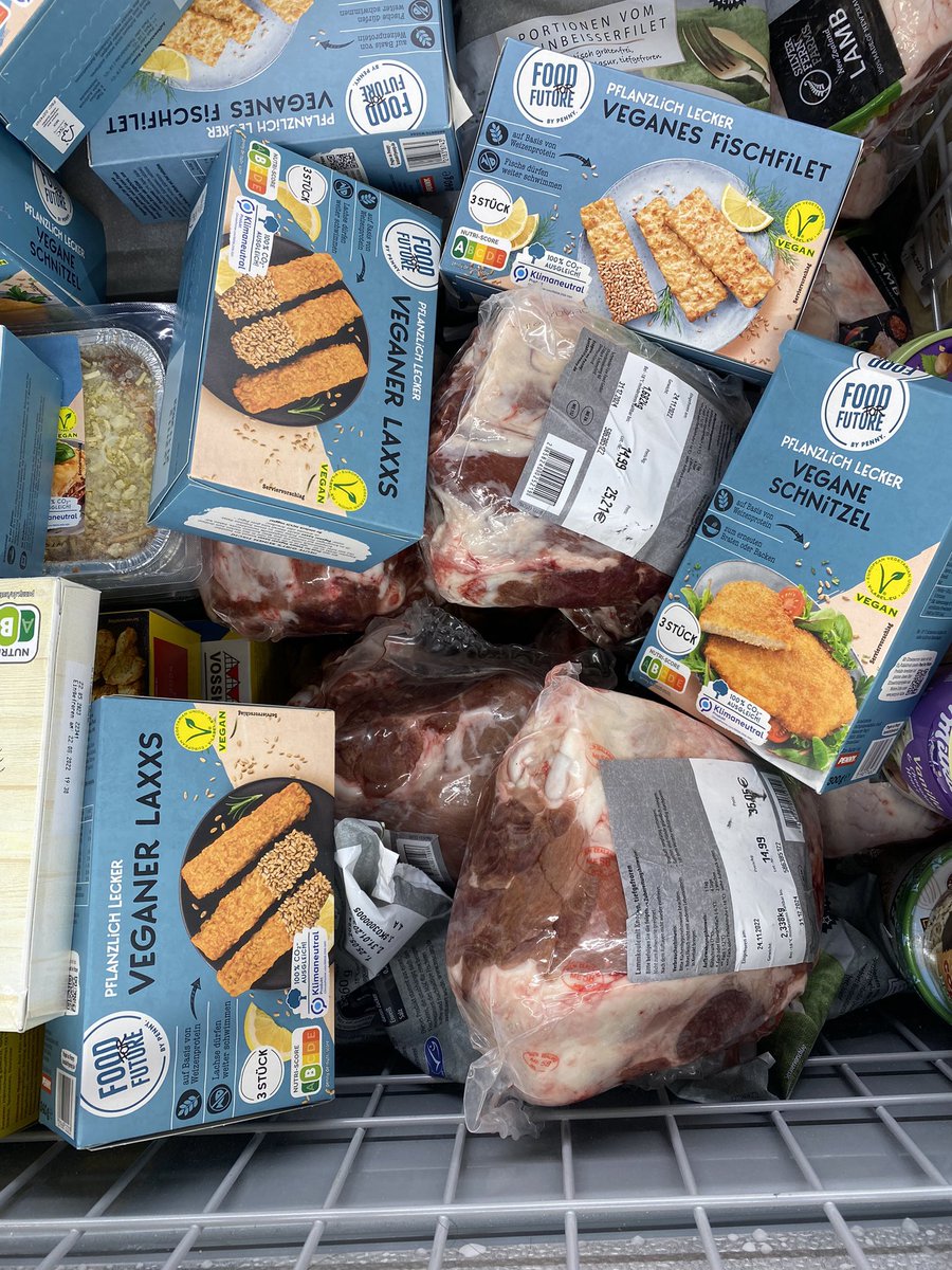 TocTocToc Penny? Ich bin nicht sicher, aber könnte es sein, dass zartbesaitete karnivore Kunden darauf nicht so gut klarkommen? Liegt da einf so veganes Imitat neben den Lebensmitteln. 
#govegan #untileverycageisempty #ariwa