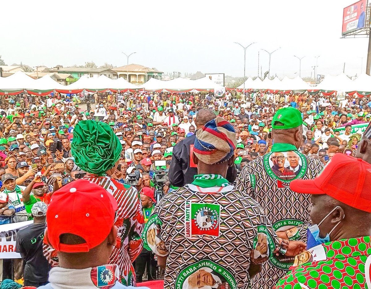renoomokri's tweet image. Look at the Osun crowd! It looks like people they gathered for a wedding reception. I don’t know why Peter Obi is doing this to himself. He went from empty stadia in Kogi and Ekiti, to a wedding reception at a backyard in Osun. No wonder they said ‘e go shock you!’

#TableShaker