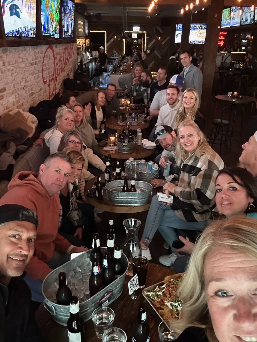 campbell271's tweet photo. @barstoolsports watching the game at Barstools Chicago! Go MSU!💚🎄 https://t.co/3TdizMD6dU