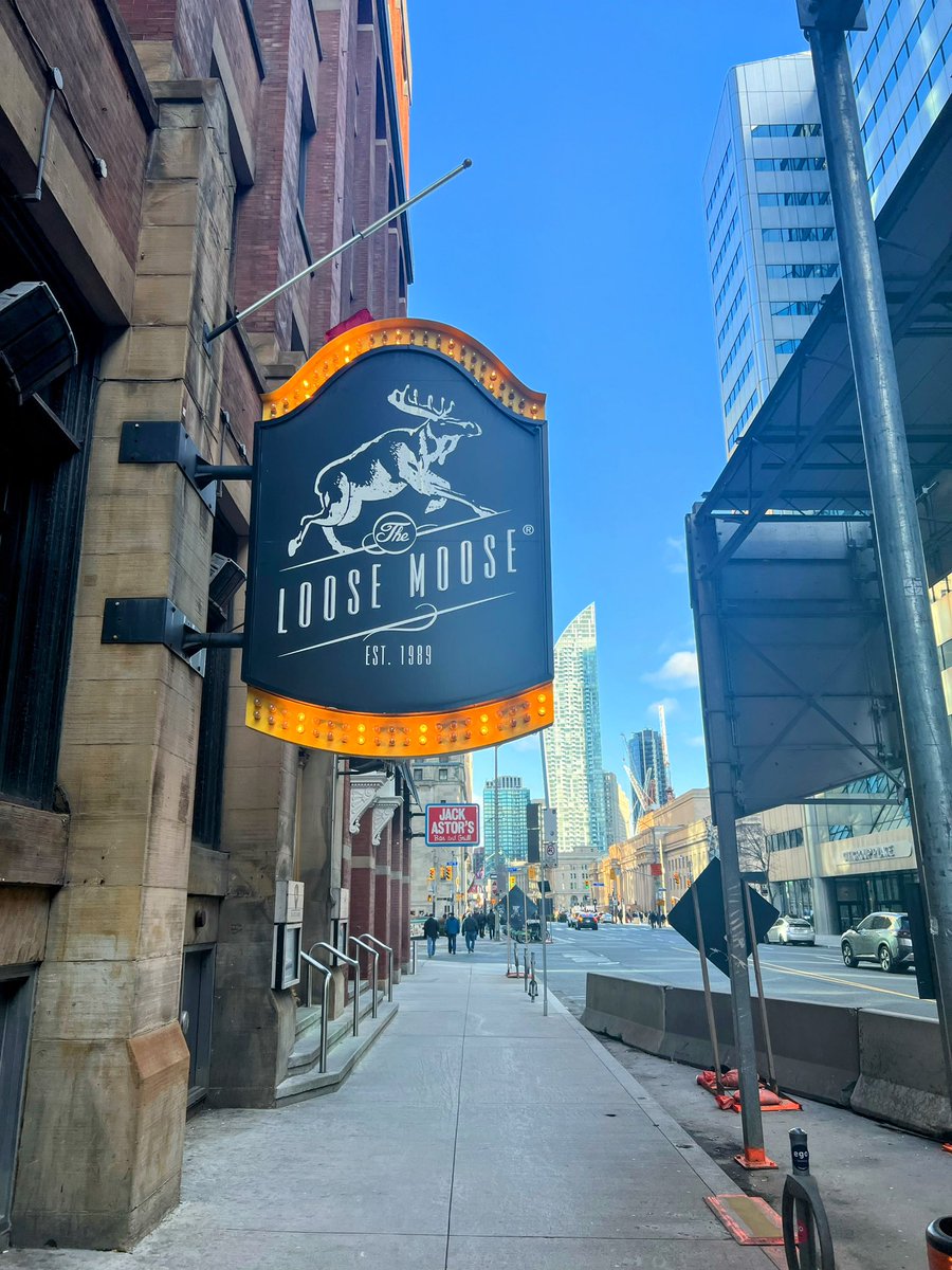 josh_g82's tweet photo. I’m at the Loose Moose and drinking a Great Lakes Octopus Wants to Fight. Bet the Wings to win and Rasmussen to score a goal if you’re the betting type! 🐙🐙🐙 #LGRW #ItsFate #BeatToronto #RedWings https://t.co/GM0O64aIsU