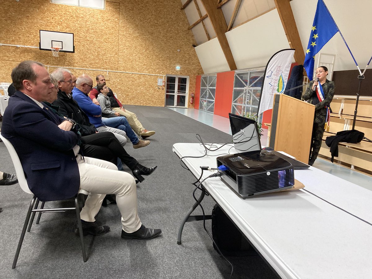 BrichetMuhammad's tweet photo. Très heureux de participer aux vœux @ErdreEnAnjou avec le plaisir de revoir les habitants attentifs aux projets présentés par Mme le maire @YaminaRiou       Nous avons abordé également les enjeux de toute l’action du @Maine_et_Loire aux services de nos concitoyens. https://t.co/Z1Q5Je6Z9P