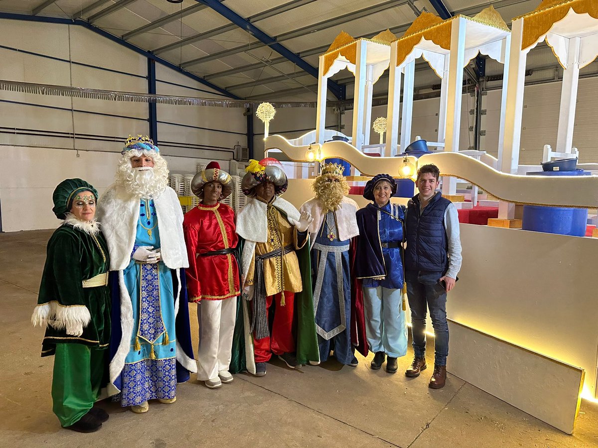 JoLuEscobar91's tweet photo. La mejor Cabalgata de Reyes de Villanueva de la Jara. https://t.co/fTCS477dDo