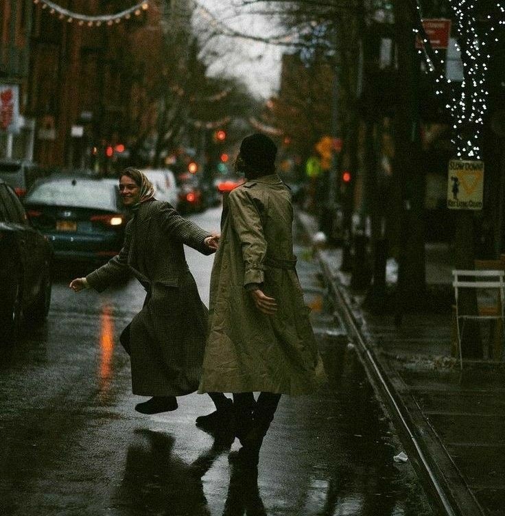 • Gözlerinden göğüme sayısız yıldız akar. Bir gülüşün içimde binlerce lamba yakar.

| Erdem Bayazıt