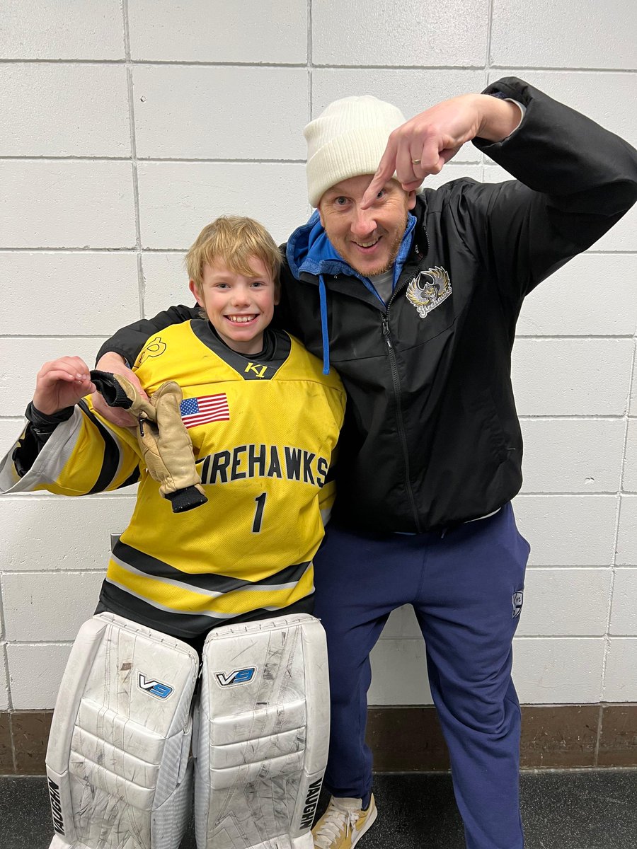 ValleyYouthPuck's tweet photo. 🍩SHUTOUT ALERT🍩 Peewee A tendie Landon Clark (shown here with an excited Coach Clif) shut down Sioux Falls, helping to secure a 7️⃣-0️⃣ victory in the 2nd game of the O-Town Showdown!! #TendiesRule 🏒🚫🥅 https://t.co/xM5uEHz5eg