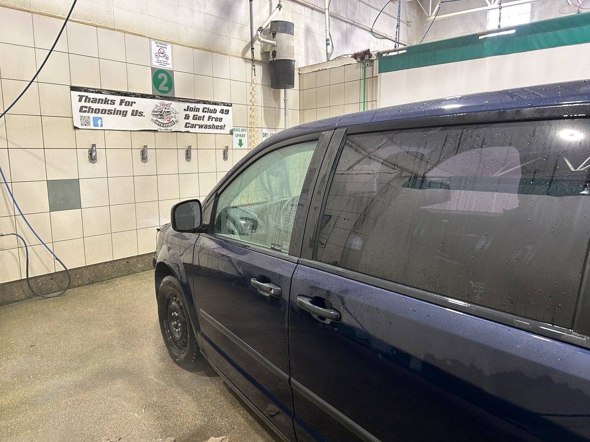 wchoy74's tweet photo. A busy place today. She’ll be clean for one minute. 😂 #carwash #tryingtokeepitclean #stonyplain https://t.co/iLAWfN6wPo