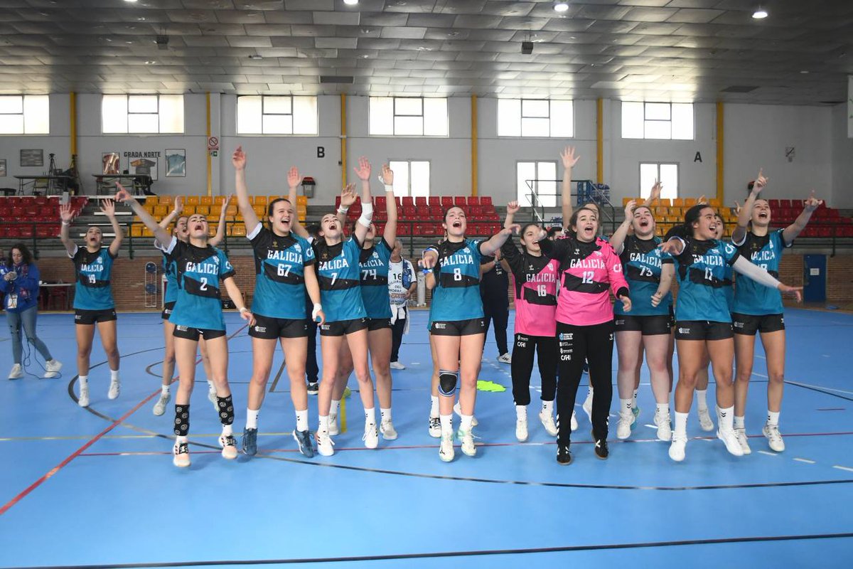Fgabalonman's tweet photo. Xornada chea de emoción a de hoxe para o balonmán galego!! As seleccións infantil masculina e cadete feminina lograron meterse na final do CESA e mañá loitarán por proclamarse campioas de España!!! Aquí tedes a crónica do día!
#SomosFamilia

https://t.co/RQ2dWYKI2q https://t.co/hlog2IZZso