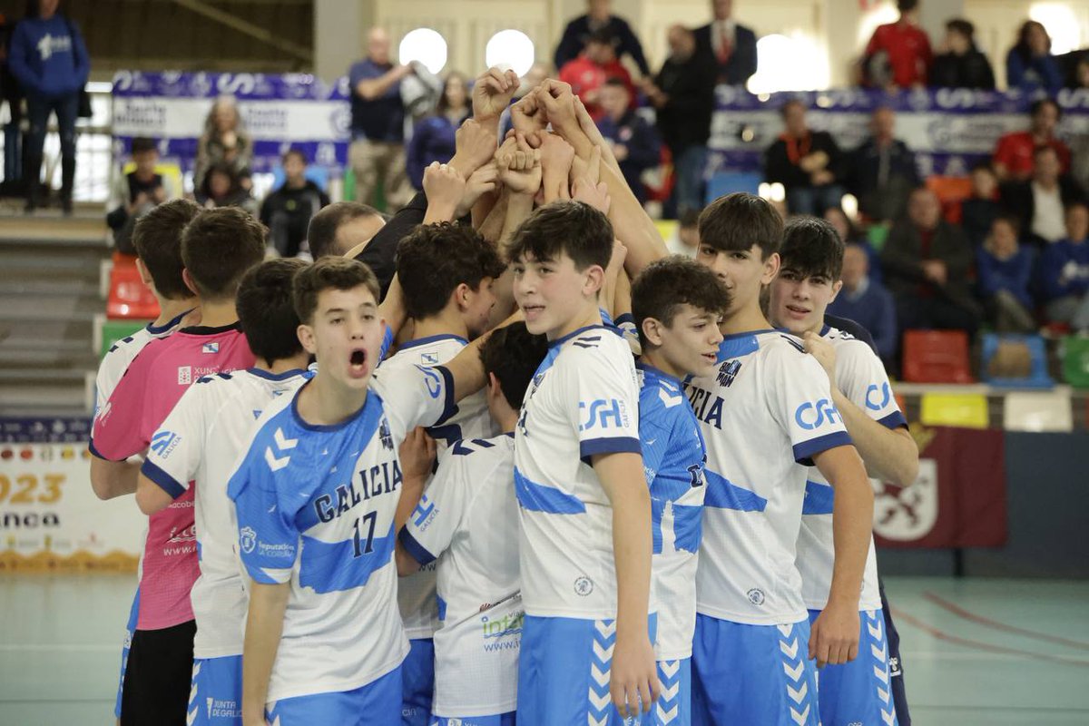 Fgabalonman's tweet photo. Xornada chea de emoción a de hoxe para o balonmán galego!! As seleccións infantil masculina e cadete feminina lograron meterse na final do CESA e mañá loitarán por proclamarse campioas de España!!! Aquí tedes a crónica do día!
#SomosFamilia

https://t.co/RQ2dWYKI2q https://t.co/hlog2IZZso