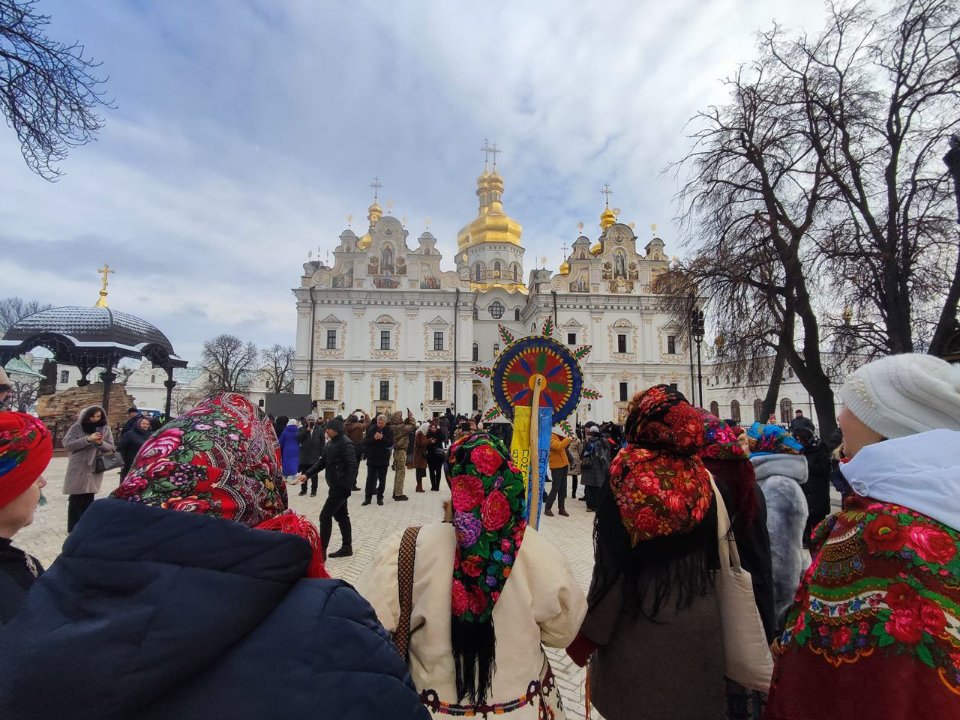 Колядники біля Успенського собору (ХІ століття, багато змін, відбудова в наші дні) Києво-Печерської лаври під час Різдвяної служби, яку тут 7.01.23 уперше проводив митрополит ПЦУ.

Фото - Павло Багмут, Укрінформ

#Україна #Різдво #ПЦУ #архітектура #бароко #Київ #arsukrainica