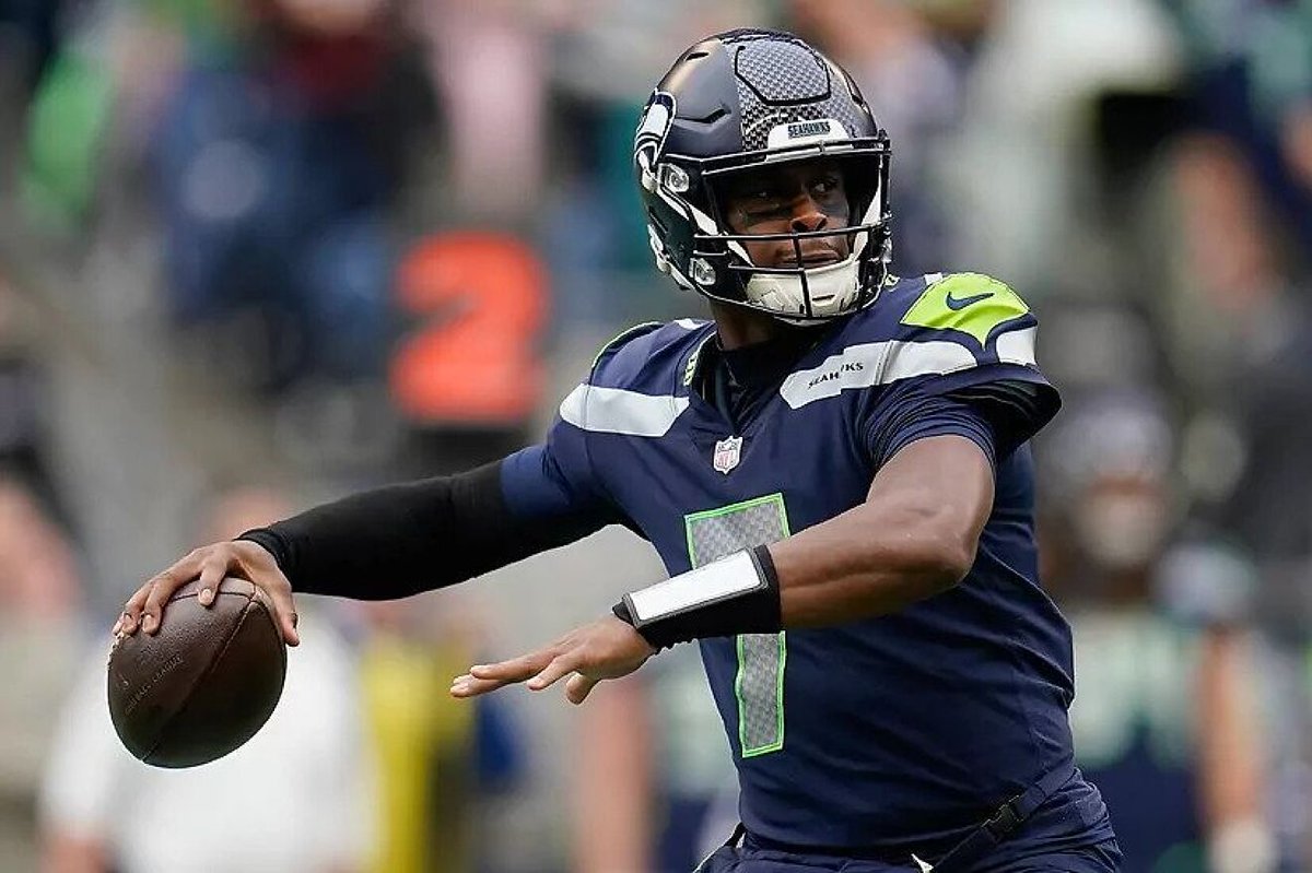 FieldYates's tweet photo. With just 151 passing yards today, Seahawks QB Geno Smith will set the record for the most passing yards in a single season in franchise history. 

He also is at 70.2% completion percentage, with a real shot to lead the NFL and become the first Seahawks QB ever to complete 70%+. https://t.co/4CQW4MVkKo