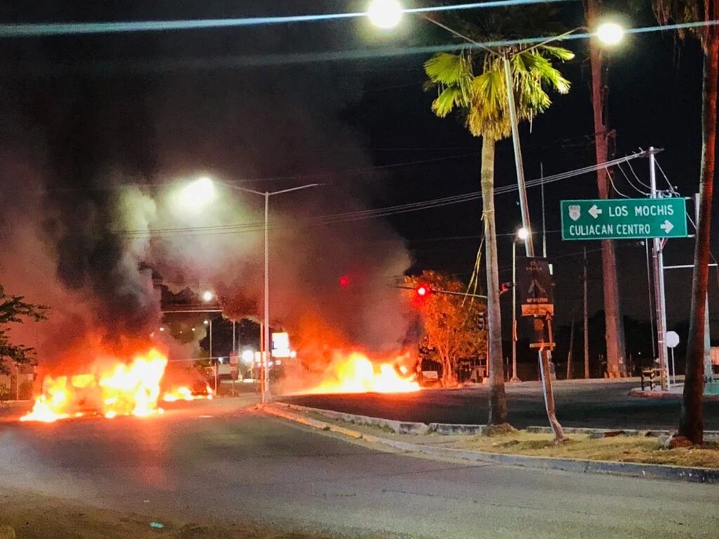 mrcomunicologo's tweet photo. Culiacán hace unos días | La familia del @catadominguez04 ayer. 

¿NETA? https://t.co/Tmd0t7UGN3