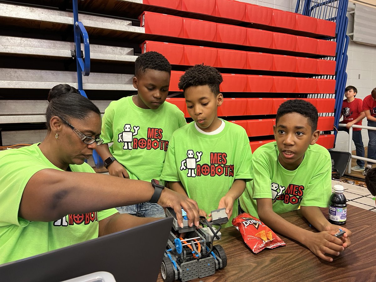MviewLions's tweet photo. We’ve made it to the finals!

Happening now! WCCS Vex Robotics Competition! 🎮💪🏾❤️🦁

Let’s gooo! https://t.co/o7ftlHgw9v