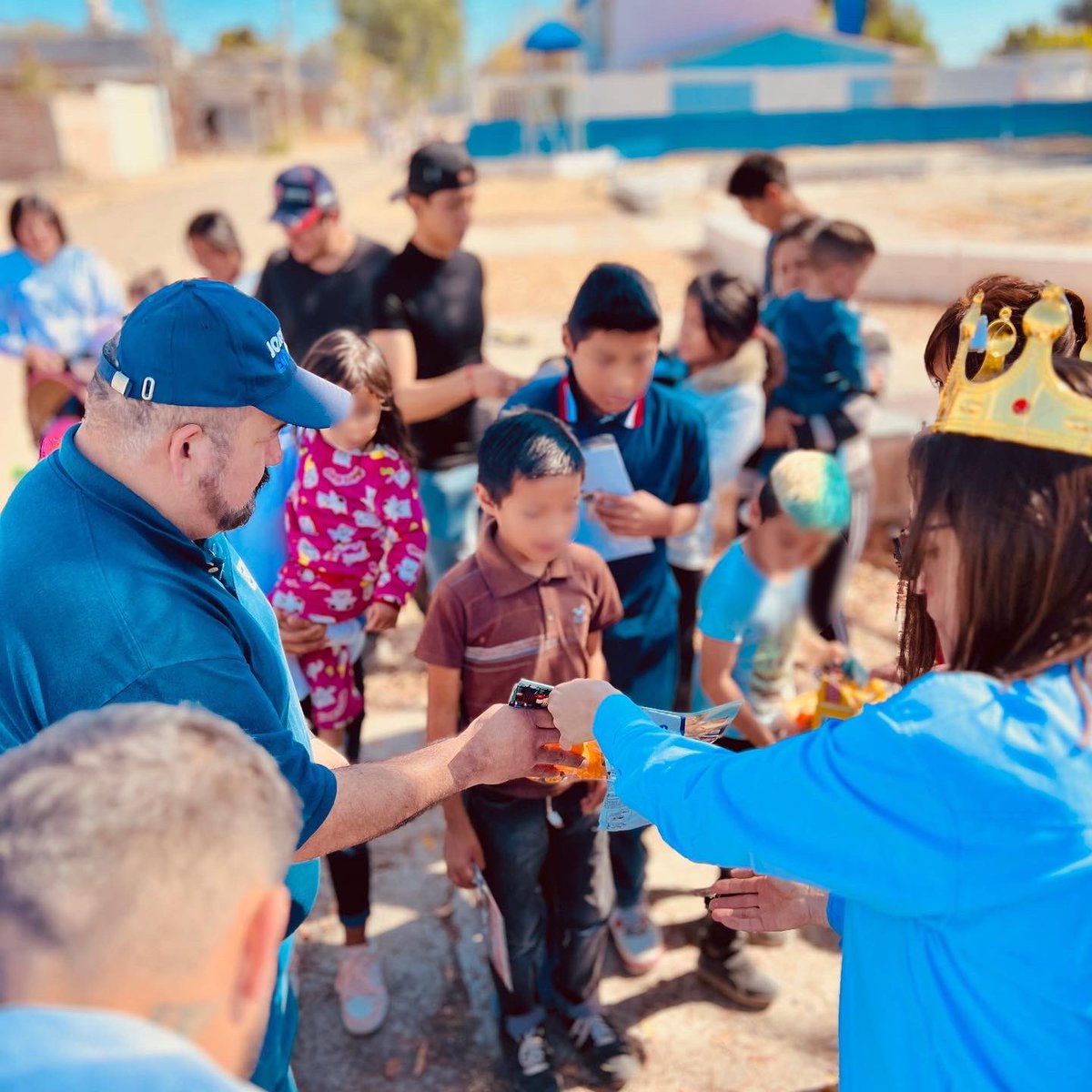 Este fin de semana de #ReyesMagos estuvimos compartiendo en diferentes partes del distrito con las niñas y los niños, un gusto poder saludar y convivir.