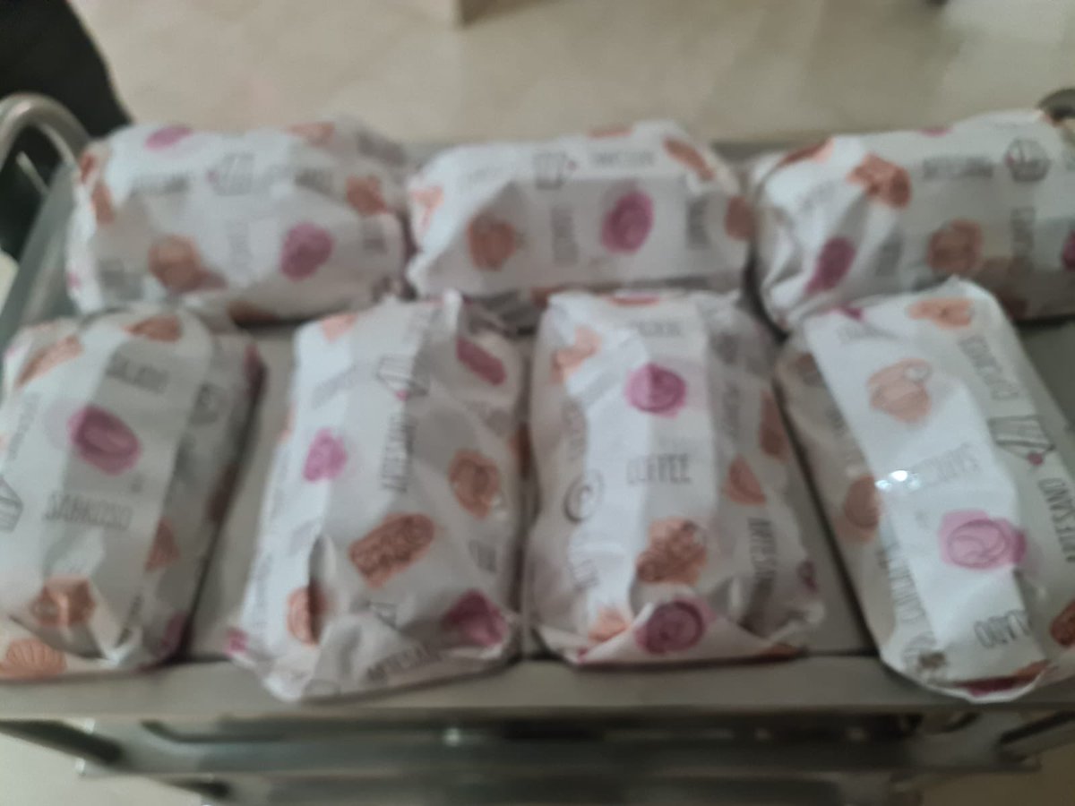 🎁👑 DÍA DE REYES 👑🎁

En la mañana de ayer ntra Hdad hizo entrega de unas bandejas de pasteles a los ancianos de la residencia de las hermanitas como viene siendo la tradición y así hacer que nuestros mayores disfruten de esa mañana mágica para todos. 

#Tradicion
#Esperanza💚