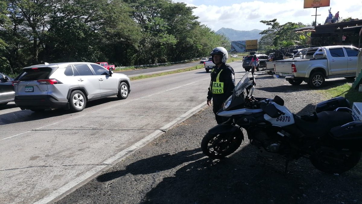 policiadepanama's tweet photo. Nos mantenemos brindándote #SeguridadVial, desde el distrito de Capira, hasta San Carlos, nuestro compromiso es que #ViajesSeguro. #SiempreContigo https://t.co/WlqUX7g2HA
