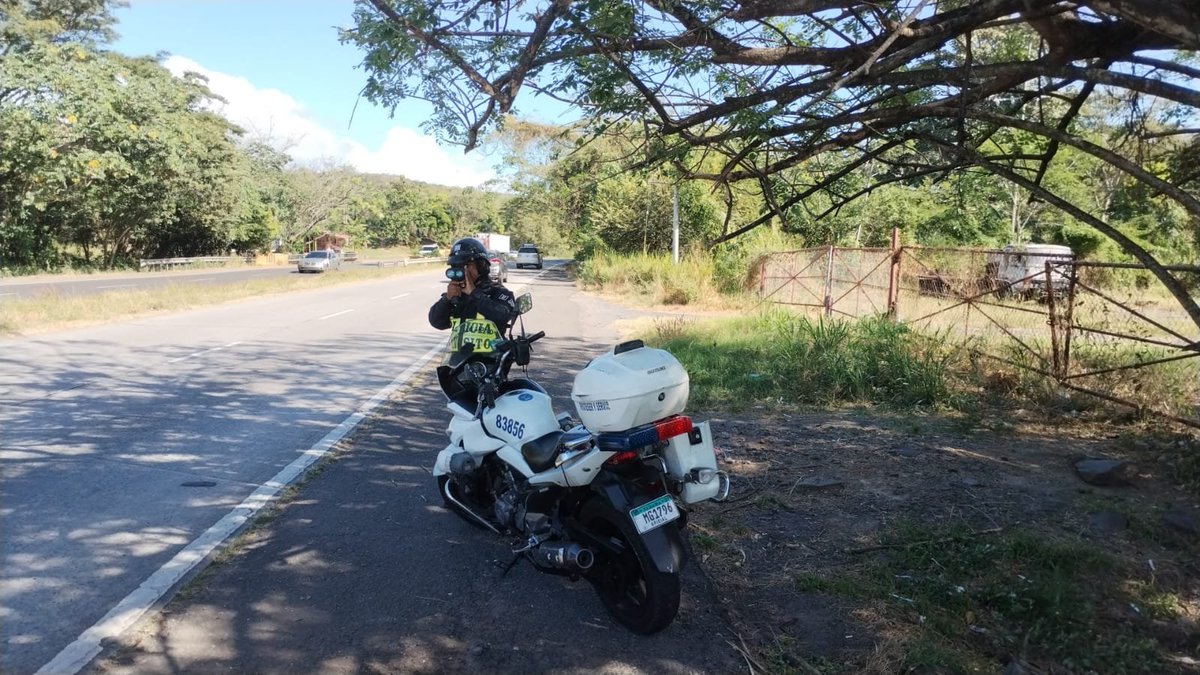 policiadepanama's tweet photo. Nos mantenemos brindándote #SeguridadVial, desde el distrito de Capira, hasta San Carlos, nuestro compromiso es que #ViajesSeguro. #SiempreContigo https://t.co/WlqUX7g2HA