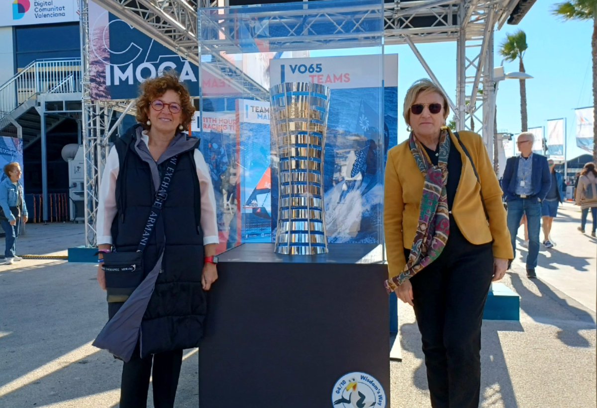 JosefinaBueno1's tweet image. Con @anabarcelochico junto al trofeo de los vencedores @theoceanraceES 

#consellera #josefinabueno