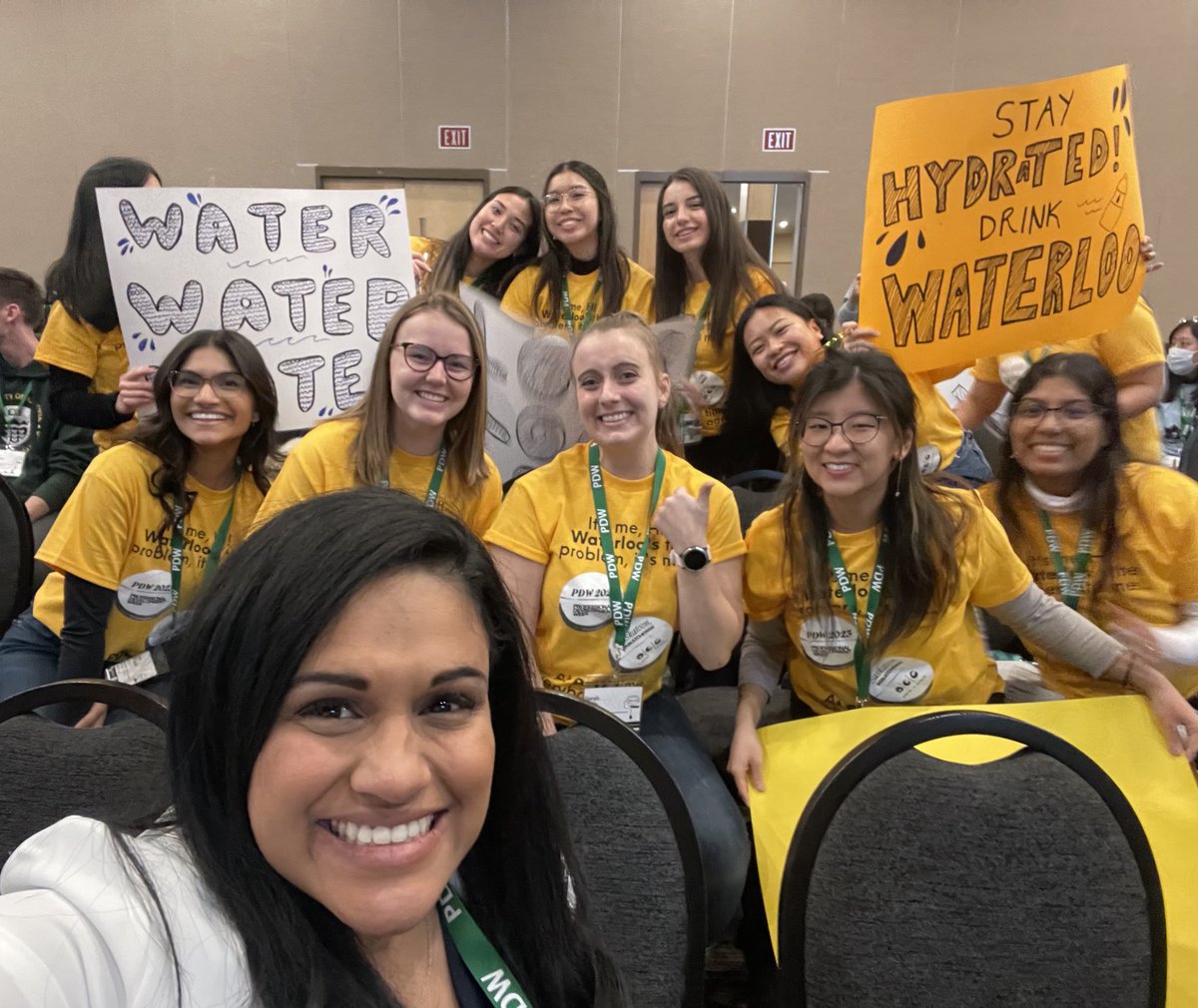 ⁦Hanging out with ⁦<a href="/UWCAPSI/">UW CAPSI</a>⁩. Coming to you live from the #PDW2023 Pharmafacts Bowl!! 🤓📓📖