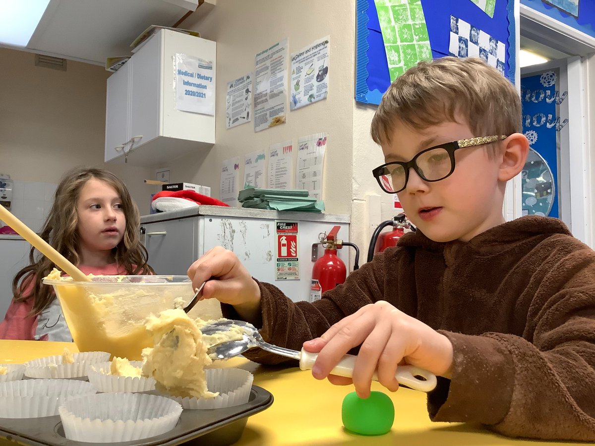FalmouthPrimary's tweet image. Lobster Class had a #wonderful day of #baking and decorating mini Victorian sponges and listening to Christmas music on the last day of term! #FunToLearn #FPAVoyageOfDiscovery