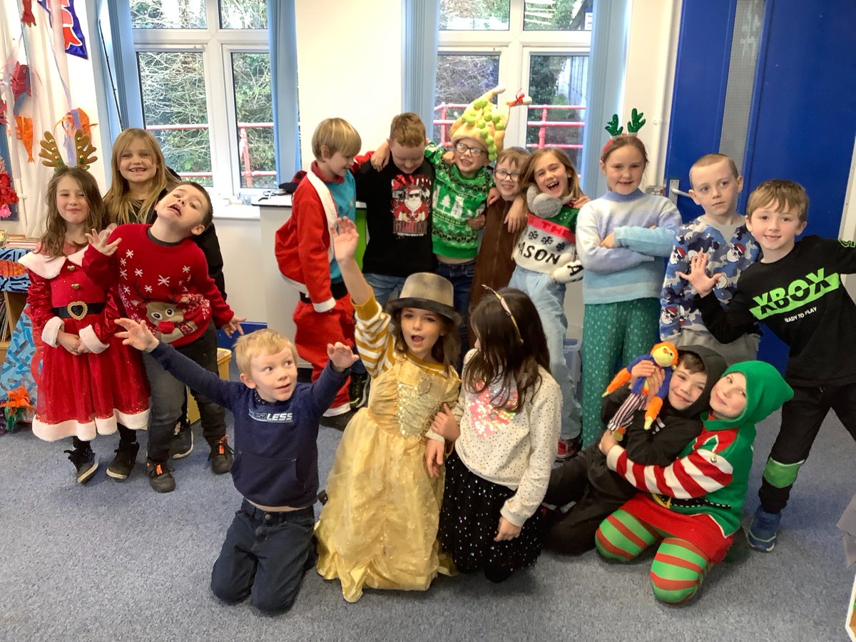 FalmouthPrimary's tweet image. Lobster Class had a #wonderful day of #baking and decorating mini Victorian sponges and listening to Christmas music on the last day of term! #FunToLearn #FPAVoyageOfDiscovery