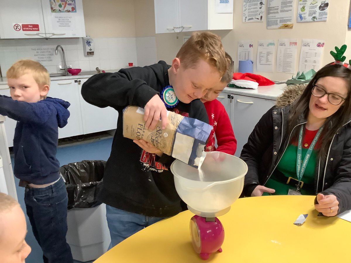 FalmouthPrimary's tweet image. Lobster Class had a #wonderful day of #baking and decorating mini Victorian sponges and listening to Christmas music on the last day of term! #FunToLearn #FPAVoyageOfDiscovery