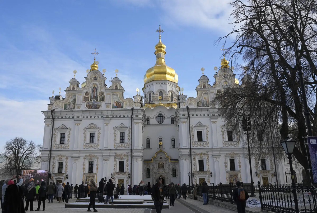 ‘Packing Kyiv's 1,000-year-old cathedral for #OrthodoxChristmas, hundreds of worshippers heard the service in that church in the Ukrainian language for the first time in decades, a demonstration of independence from the #RussianOrthodoxChurch.’
apnews.com/article/russia…