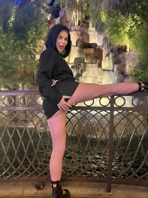 last day to vote 4 me as favourite creator site star https://t.co/O3HTKtyGgc https://t.co/KjiZce3FjZ