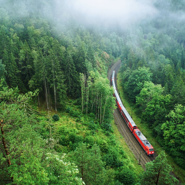 davsot's tweet photo. Necesitamos trenes y guaguas en Puerto Rico, como lo tuvimos. Los ferrocarriles consumen menos espacio natural que la infraestructura de carros. Contaminan menos el aire y agua, son menos propensos a choques, matan menos animales, ayudan a personas impedidas y demás, etc.  😉🚴🏽‍♂️🚶🏽‍♂️ https://t.co/0wKJ7WUR6L