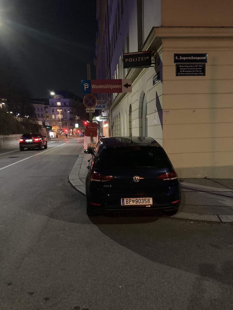 chorherr's tweet photo. Liebe @LPDWien 
Müssen Ihre Mitarbeiter/innen wirklich so vor einem Kommissariat parken?
Einsatz ist das keiner. https://t.co/ew8CNjJAYg