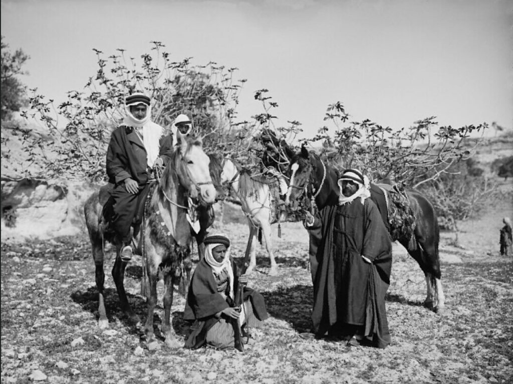 SirajMemoire's tweet photo. Bédouins arabes durant le XIXe et le XXe siècle.

🇯🇴 Jordanie (Tribu #Banū_Adwān).
🇵🇸 Palestine (Tribu #Arakat).
🇩🇿 Algérie (Tribu #Oulad_Naīl). https://t.co/wnd4AX97kW