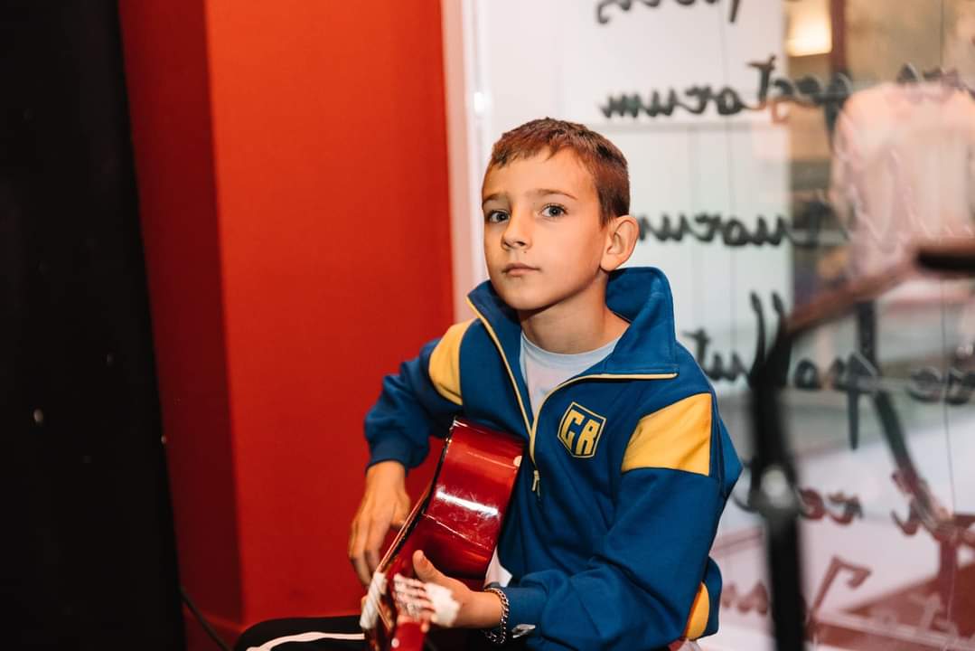 Gerashchenko_en's tweet photo. I posted a while ago about Bohdan who lost his whole family in Bakhmut and was evacuated by police officers.

He went through rehabilitation in Gen.Ukrainian camp in Spain and got psychological help there.

Now Bohdan is back in Ukraine. His stepdad's ex-wife will care for him. https://t.co/yNQhYALzeG