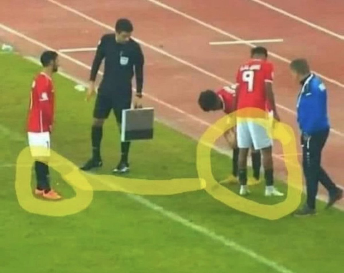 srgnbr's tweet photo. الفريق اليمني يفتقر للتجهيزات الرياضية 

في الصورة الاعب اليمني لا يدخل الى اللعب لانه ينتظر اخذ الكسارات من زميله !! 

ماعرف اذا هالشي صح بس الشعب اليمني محتاج دعم و مساعدة 💔

لعنة الله على الحروب ومسببيها https://t.co/cupWGHcunm