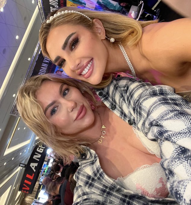 so lovely meeting this queen @misskenzieanne 🙈❤️ https://t.co/ptTMTycVTL<a class="tags" href="/tag/misskenzieanne">@misskenzieanne</a>